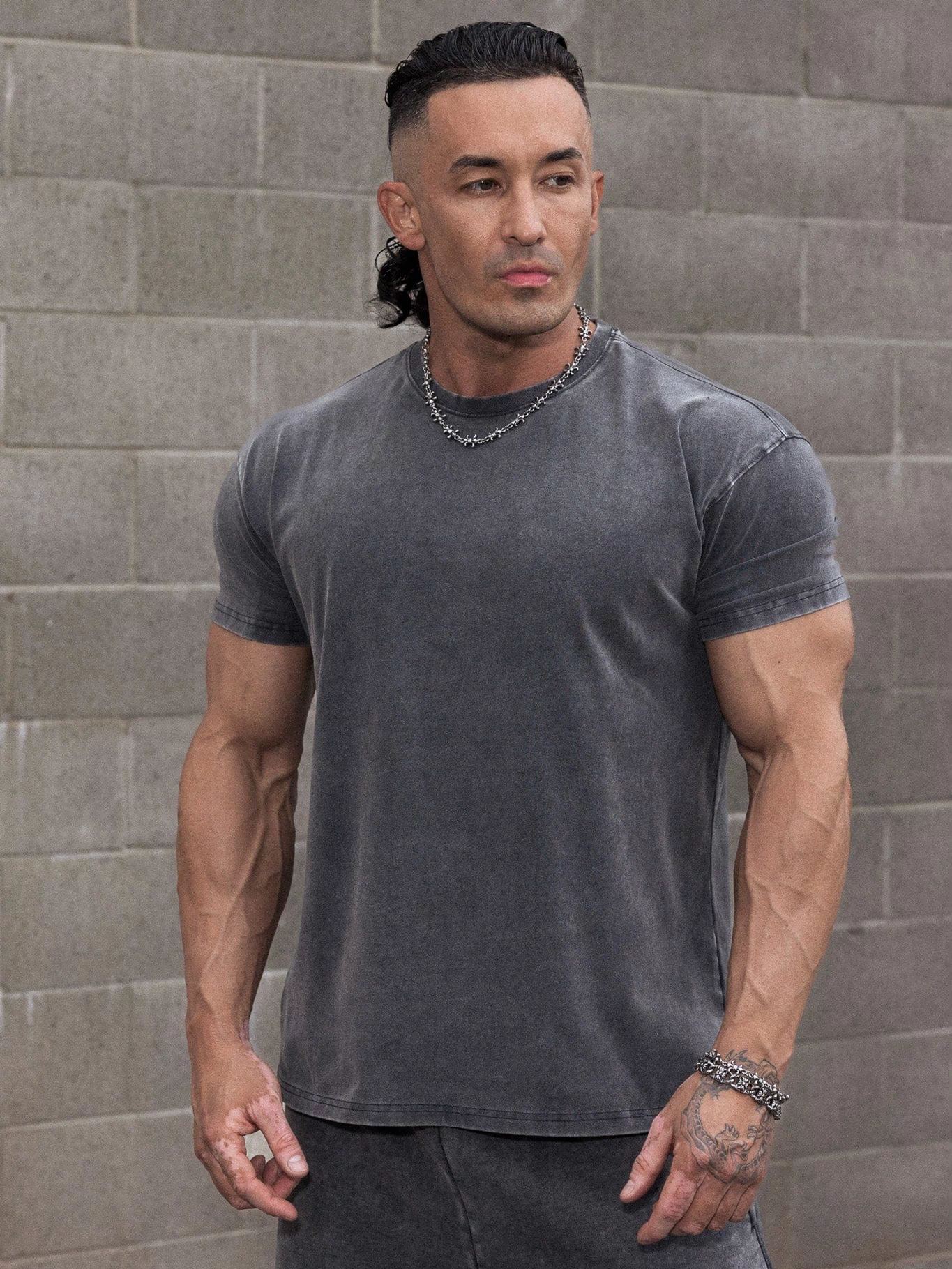 4148 - Elevated Essentials - Fitted Tee -Fitted cotton-elastane tee with slight stretch, breathable and versatile in colour Grey Wash.