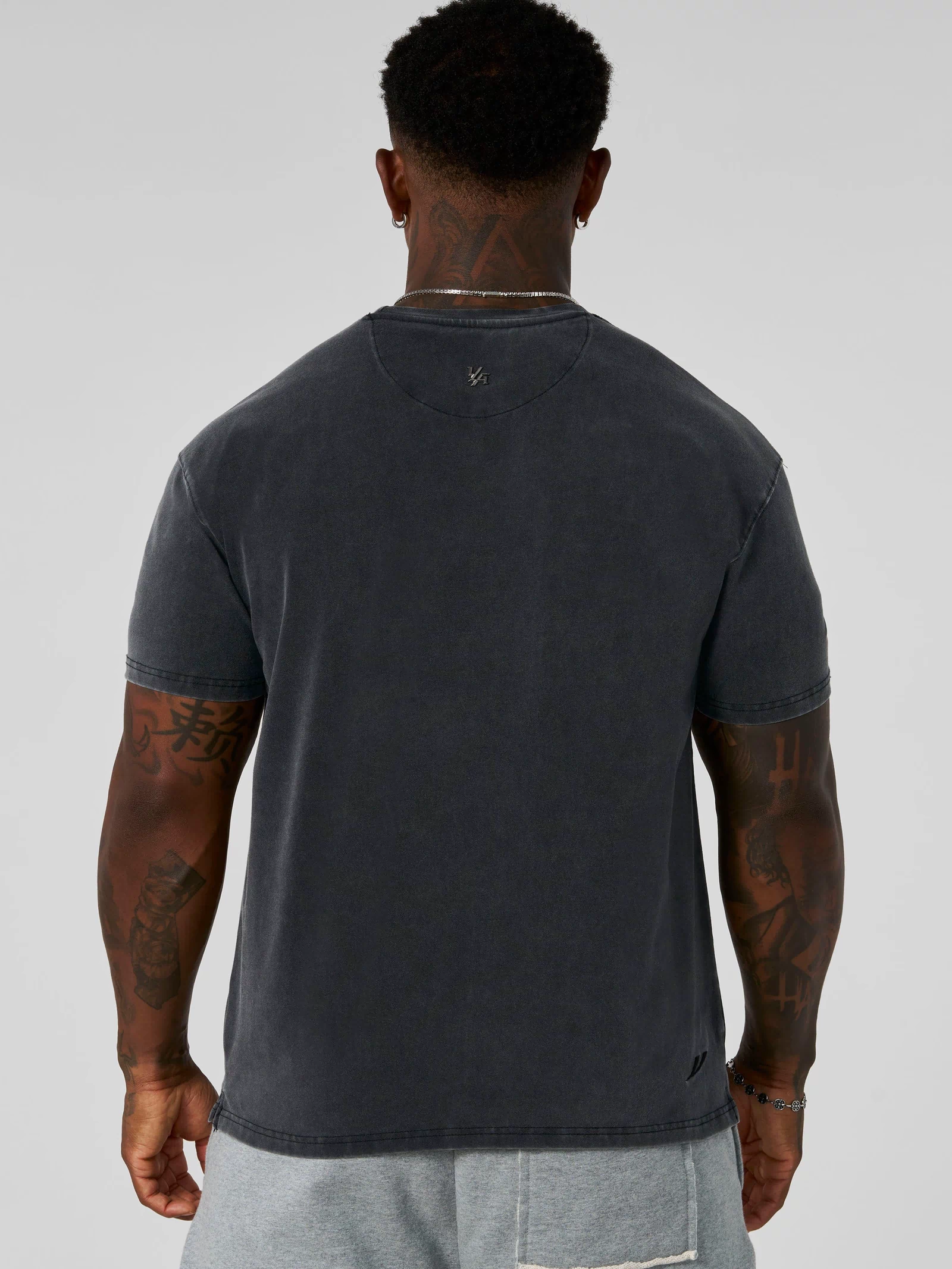 4148 - Elevated Essentials - Fitted Tee -Fitted cotton-elastane tee with slight stretch, breathable and versatile in colour Grey Wash.
