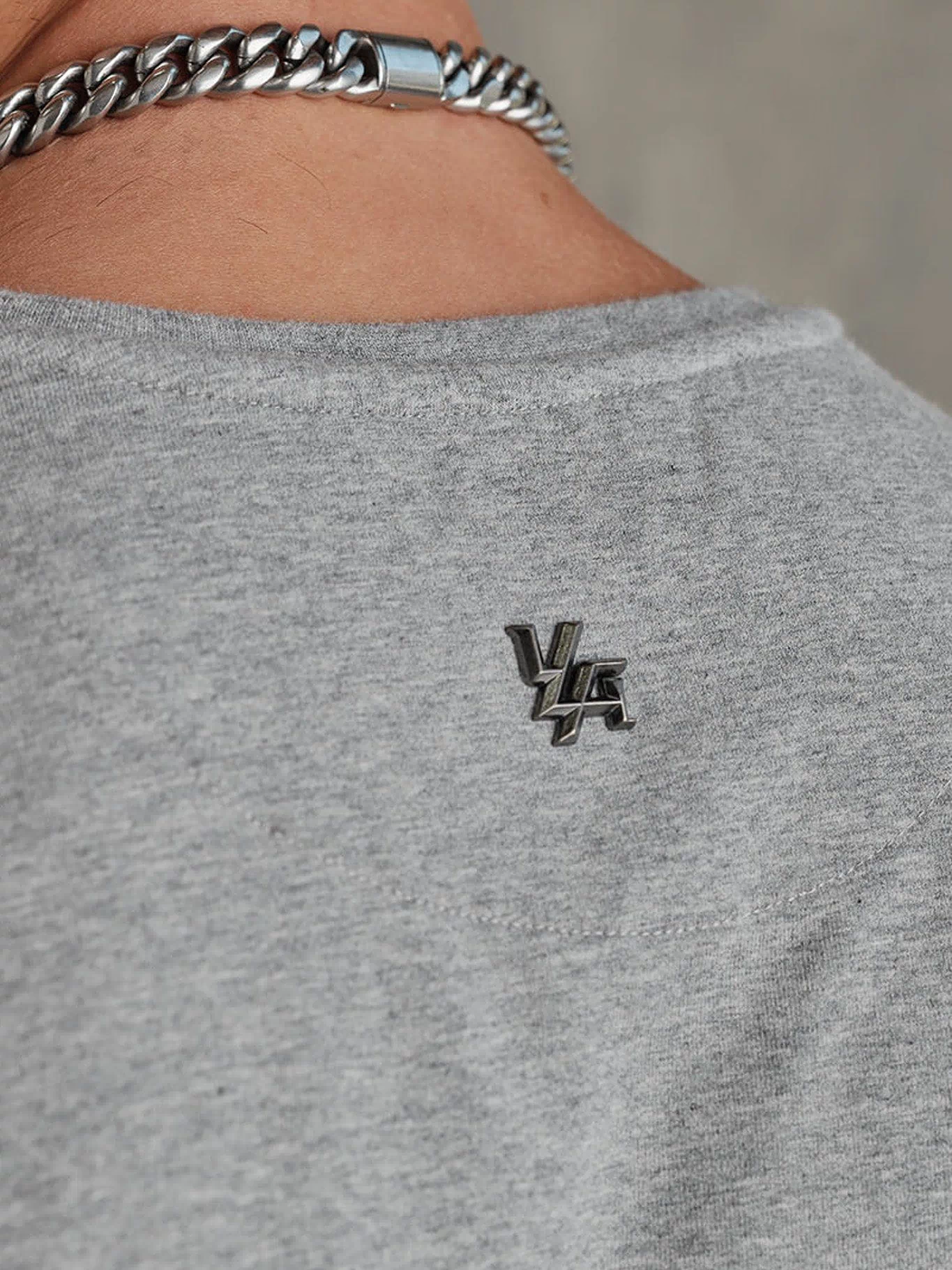 4148 - Elevated Essentials - Fitted Tee -Fitted cotton-elastane tee with slight stretch, breathable and versatile in colour Heather Grey.
