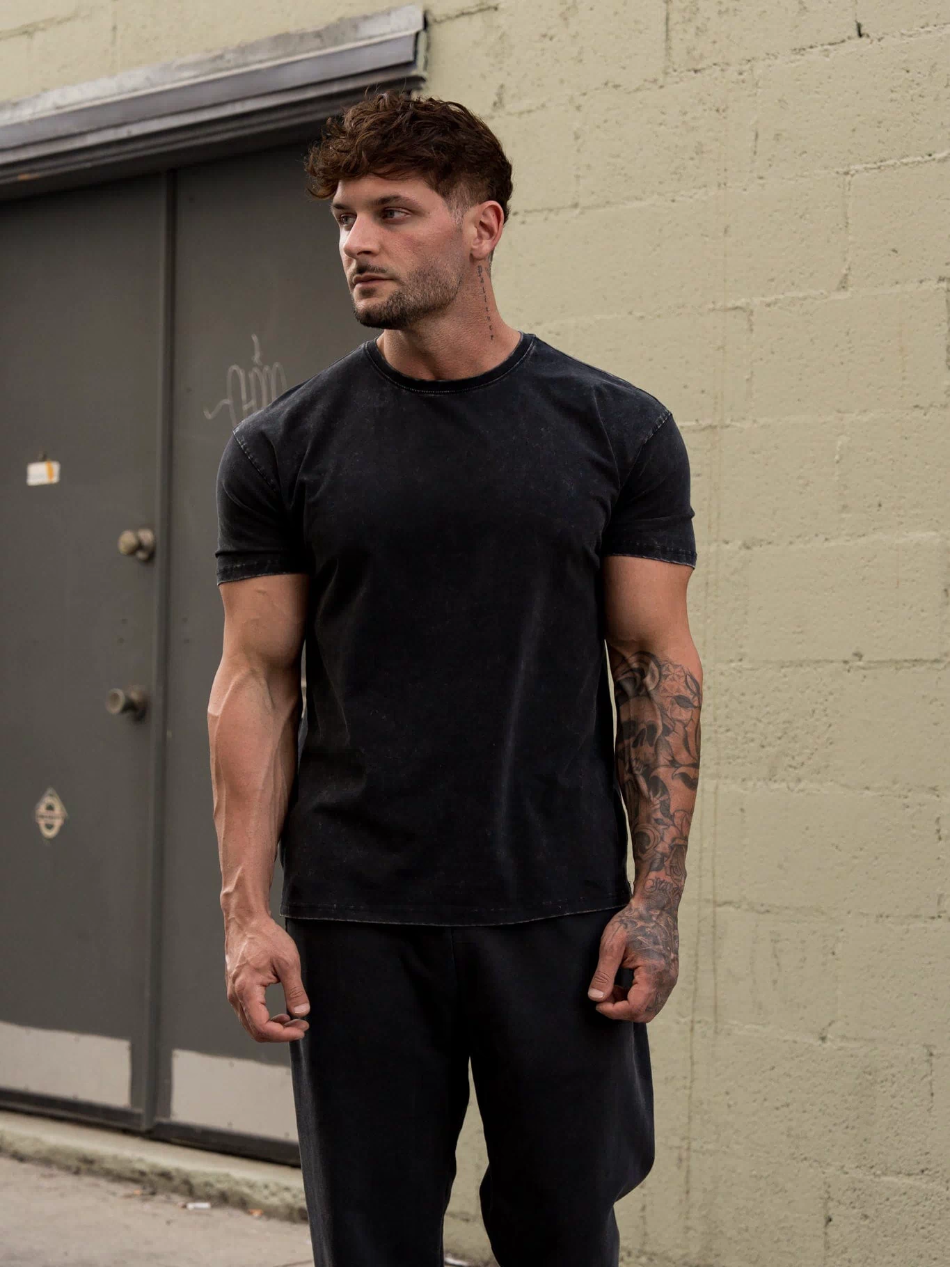 4148 - Elevated Essentials - Fitted Tee -Fitted cotton-elastane tee with slight stretch, breathable and versatile in colour Black Wash.