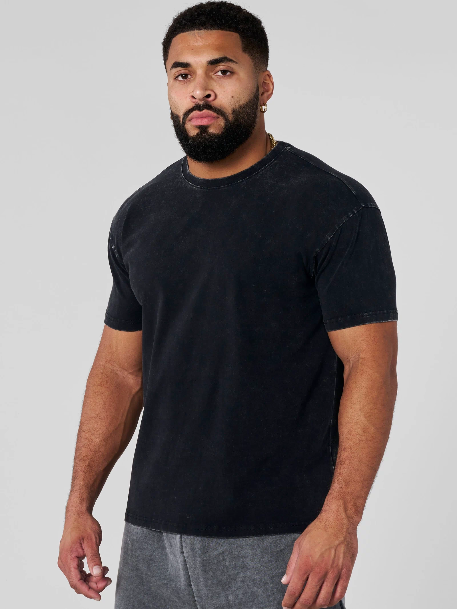 4148 - Elevated Essentials - Fitted Tee -Fitted cotton-elastane tee with slight stretch, breathable and versatile in colour Black Wash.