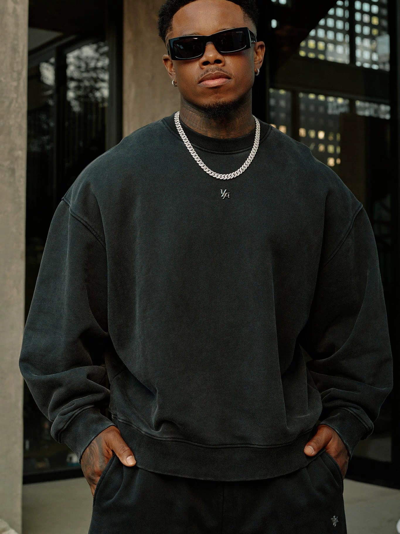 5095 - Elevated Essentials - Crewneck - Heavyweight cotton crewneck with a relaxed fit and ribbed cuffs. Soft interior and minimal 'Elevated' branding for a comfortable, premium everyday essential in Black Wash.
