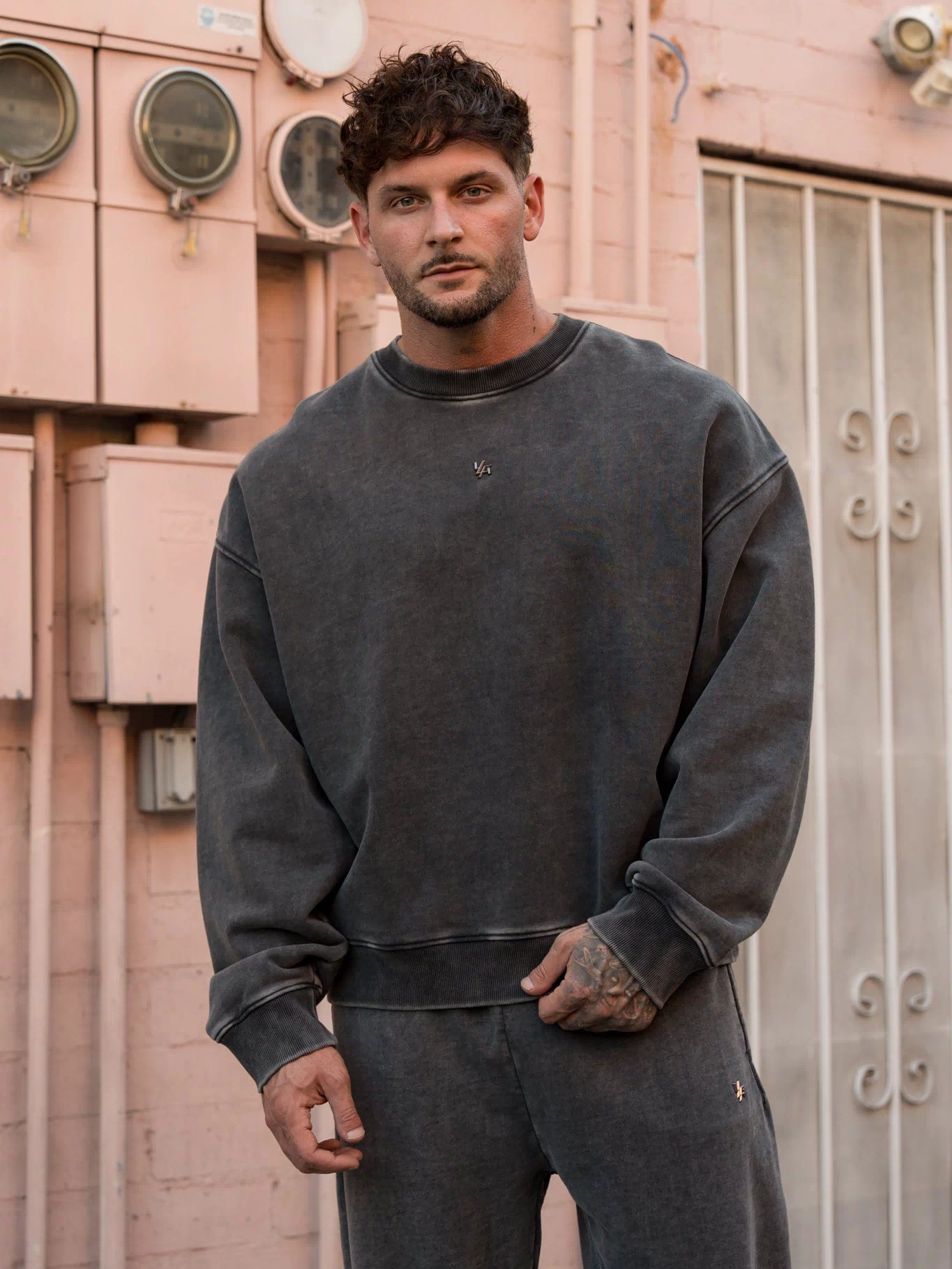 5095 - Elevated Essentials - Crewneck - Heavyweight cotton crewneck with a relaxed fit and ribbed cuffs. Soft interior and minimal 'Elevated' branding for a comfortable, premium everyday essential in Grey Wash.