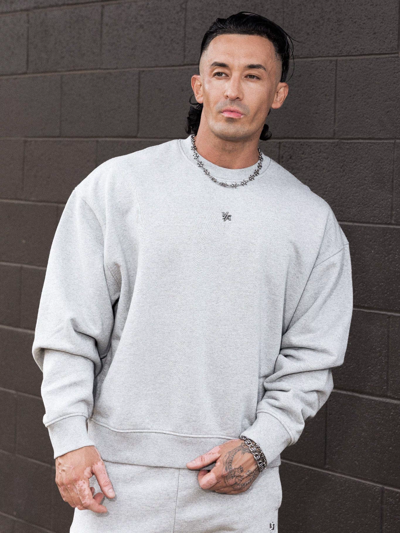 5095 - Elevated Essentials - Crewneck - Heavyweight cotton crewneck with a relaxed fit and ribbed cuffs. Soft interior and minimal 'Elevated' branding for a comfortable, premium everyday essential in Heather Grey.