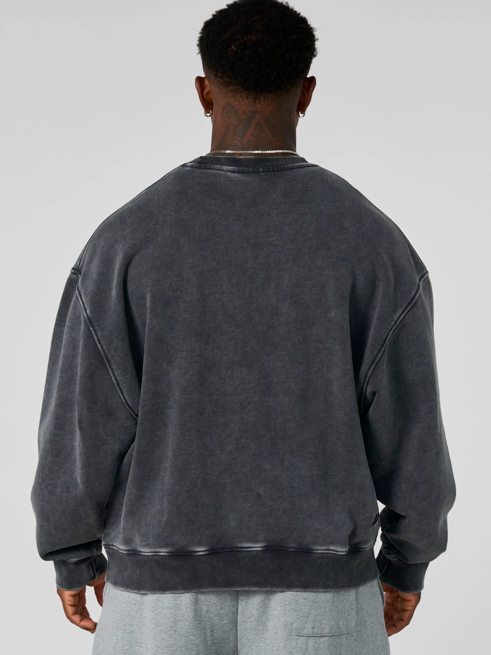 5095 - Elevated Essentials - Crewneck - Heavyweight cotton crewneck with a relaxed fit and ribbed cuffs. Soft interior and minimal 'Elevated' branding for a comfortable, premium everyday essential in Grey Wash.
