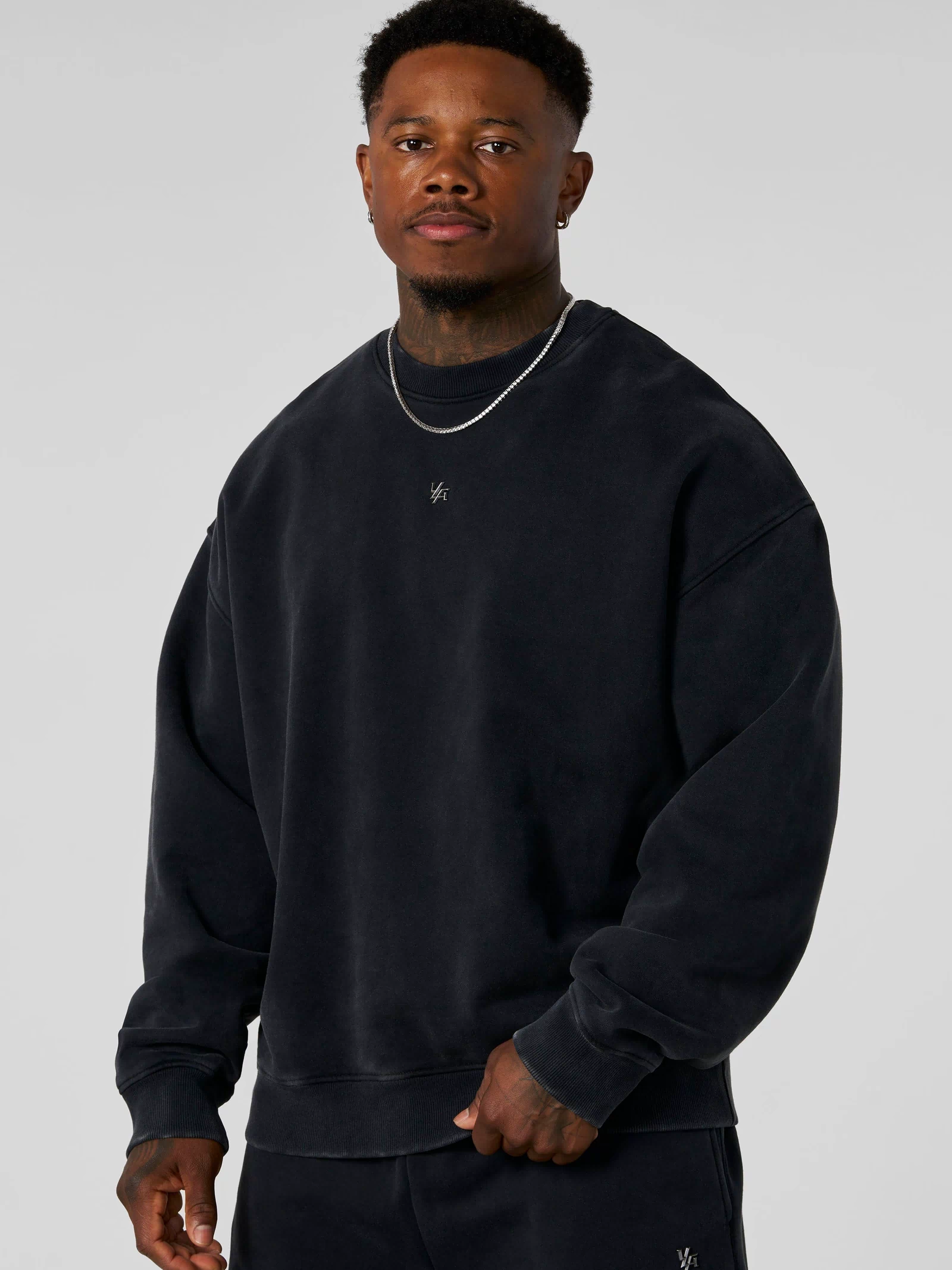 5095 - Elevated Essentials - Crewneck - Heavyweight cotton crewneck with a relaxed fit and ribbed cuffs. Soft interior and minimal 'Elevated' branding for a comfortable, premium everyday essential in Black Wash.