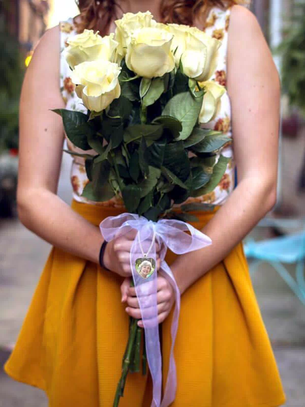 Photo Locket Bridal Bouquet Charm – A Touch of Personalized Elegance.