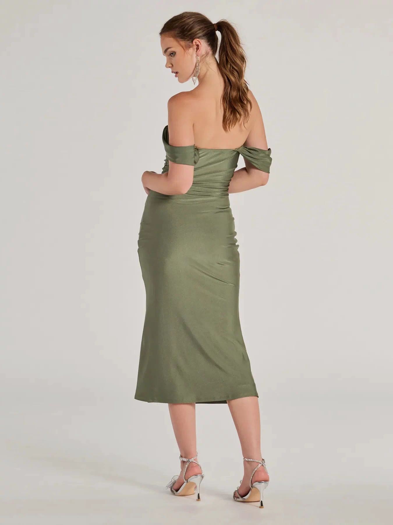 Feel instantly put-together in the Exceptional Off-The-Shoulder Flared Midi Dress in sage green, a wedding guest dress designed for confident style and all-out celebration.