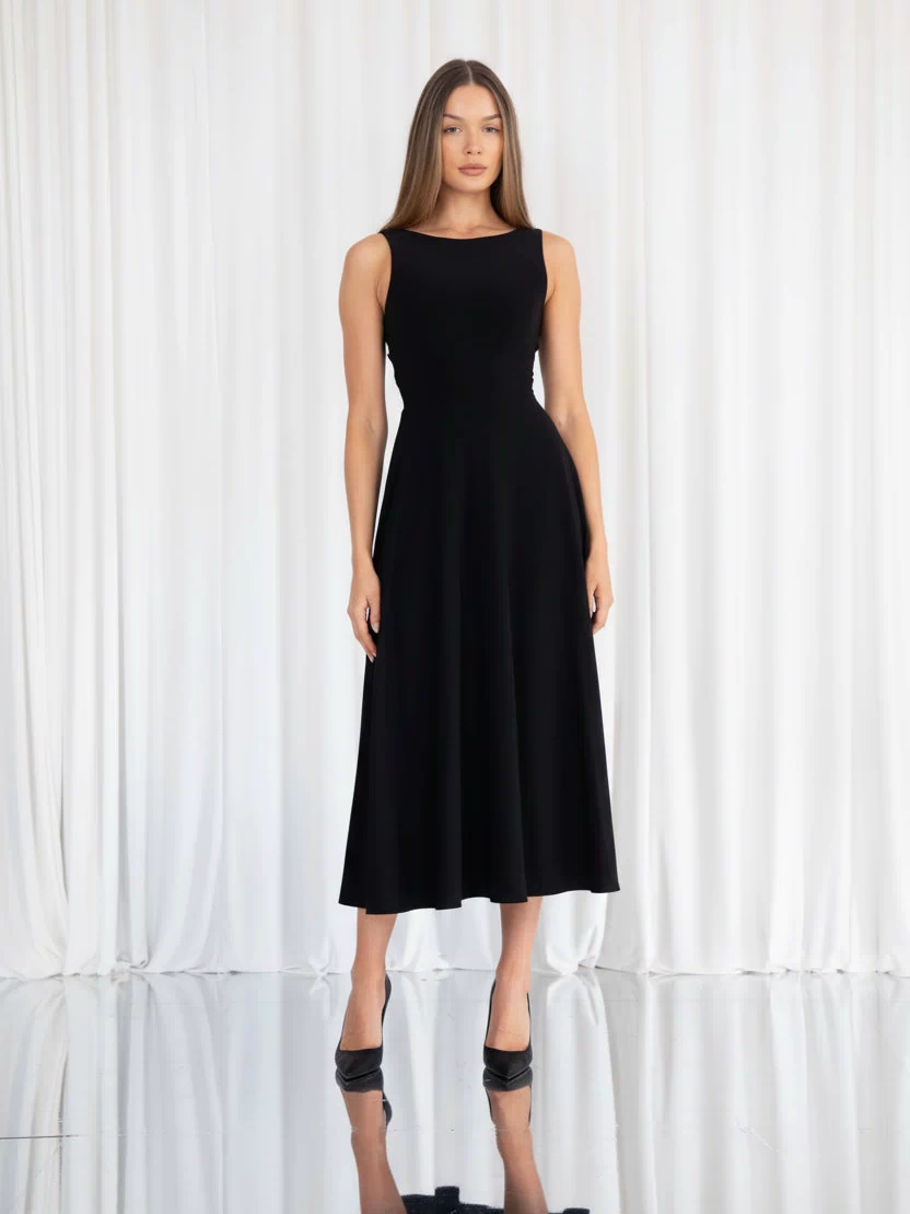Ellie – Wears a size S. Usual size: UK 8 | US 4 | EU 36. Height: 5'10" (178 cm). Bust: 83 cm. Waist: 61 cm. Hips: 91 cm. 