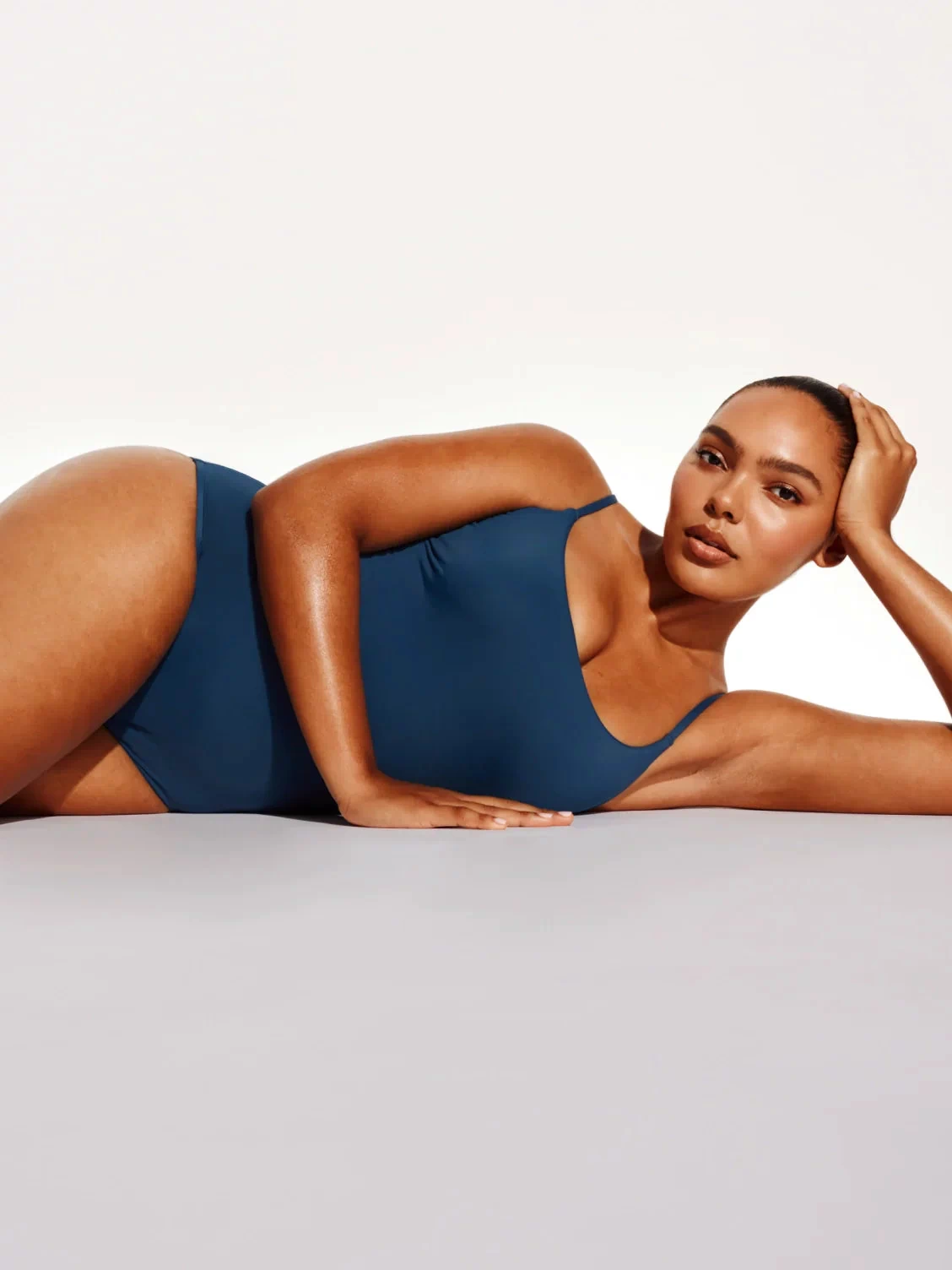 Amber is 5’10.5”, a 36C, has 44” hips and wears a Knix size L | Horizon