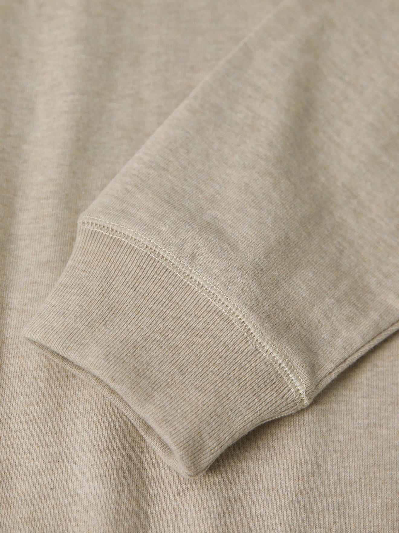 Oatmeal long-sleeve cotton t-shirt with ribbed cuff and curved hem