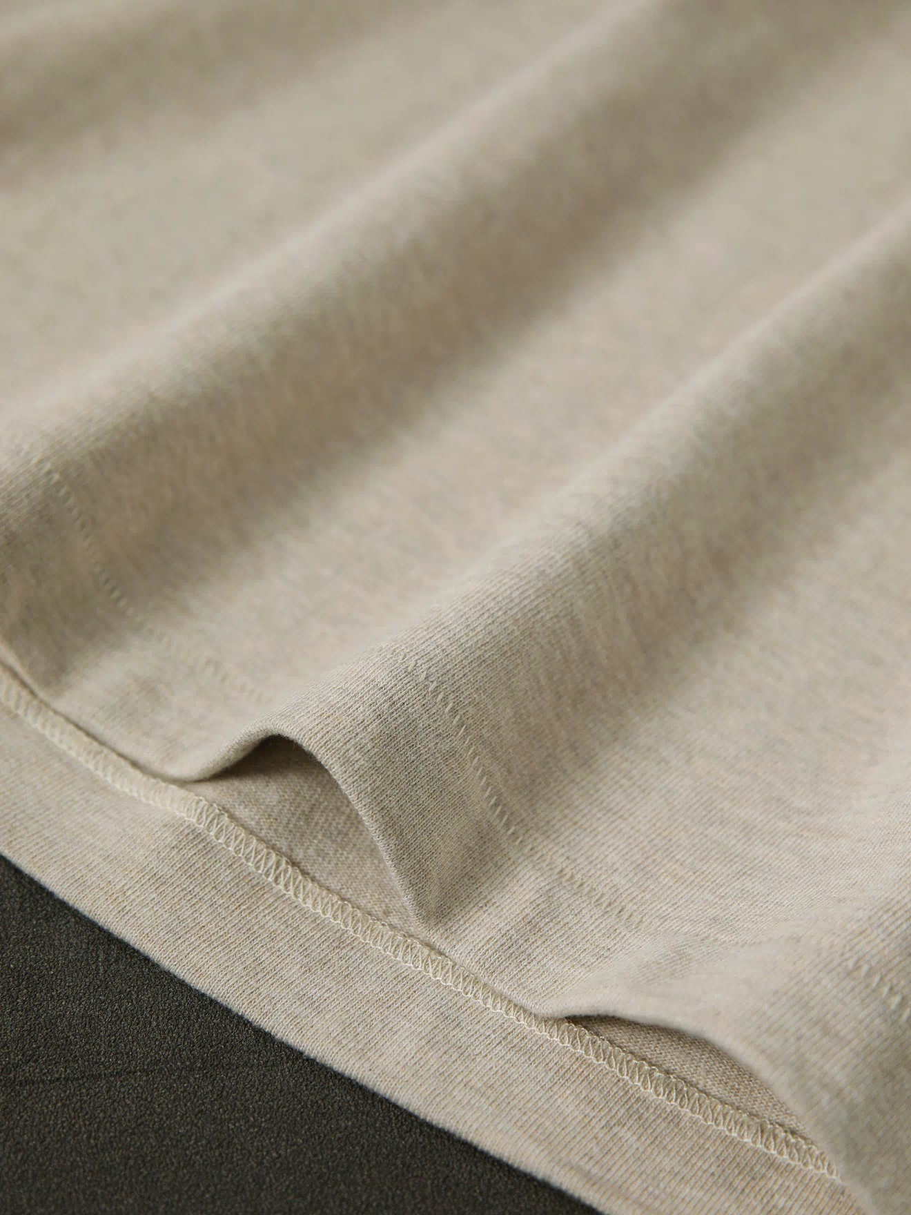 Oatmeal long-sleeve cotton t-shirt with ribbed hem and stitched edge