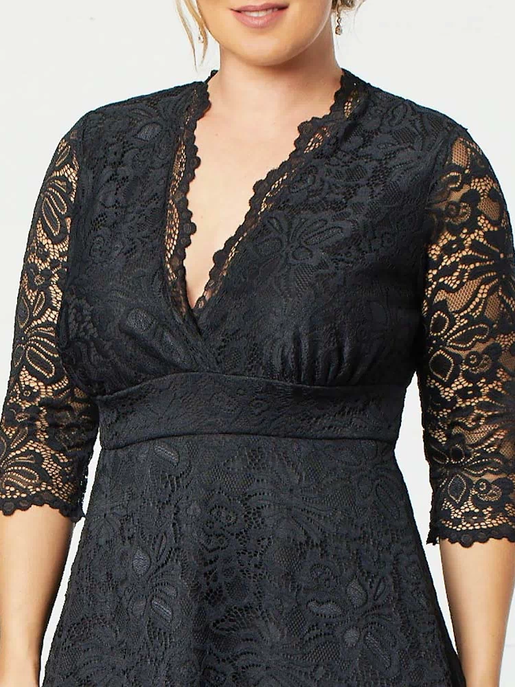 Mademoiselle Lace Cocktail Dress in Onyx