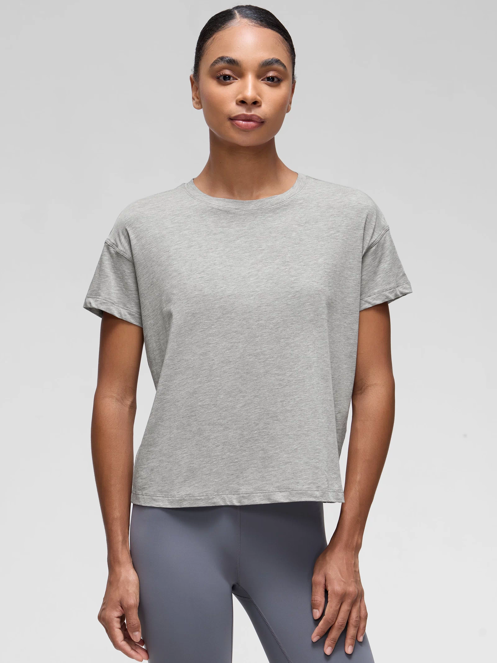CRZ YOGA Women's Yoga Loose Fit Shirt Pima Cotton Short Sleeves Heathered Medium Grey @model_info:Fernanda