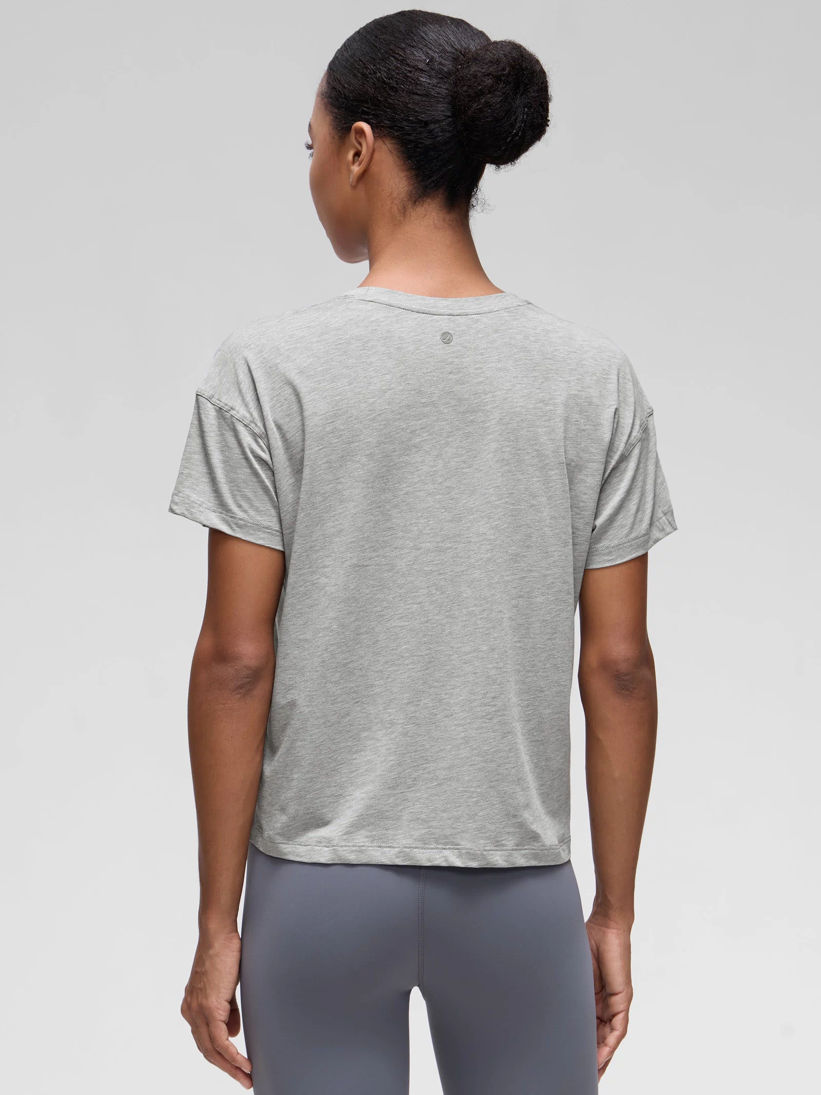 CRZ YOGA Women's Yoga Loose Fit Shirt Pima Cotton Short Sleeves Heathered Medium Grey @model_info:Fernanda