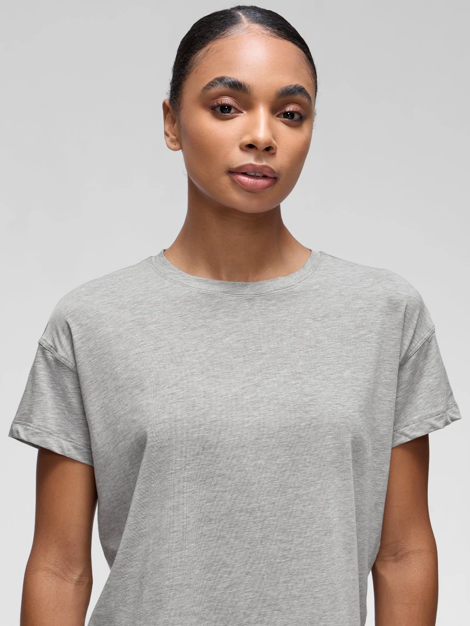 CRZ YOGA Women's Yoga Loose Fit Shirt Pima Cotton Short Sleeves Heathered Medium Grey @model_info:Fernanda