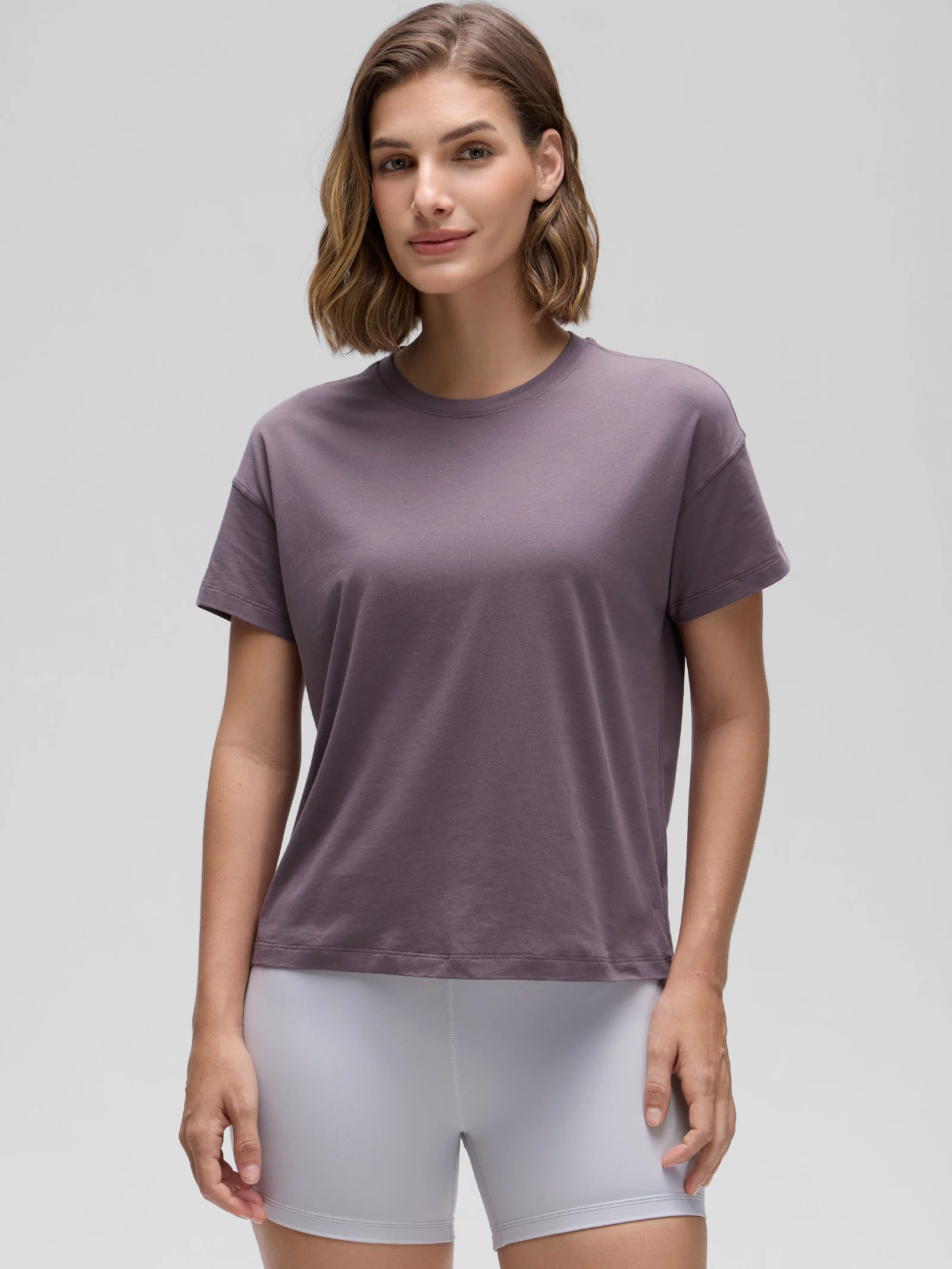 CRZ YOGA Women's Yoga Loose Fit Shirt Pima Cotton Short Sleeves purple gray @model_info:Jaynne