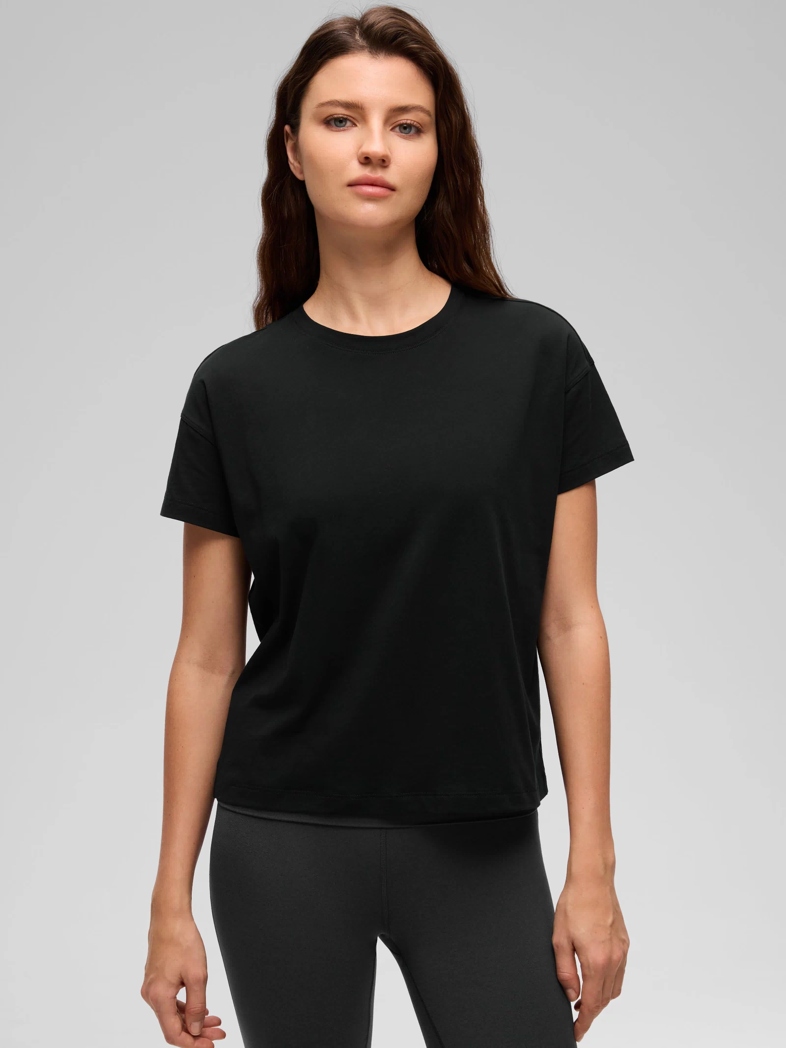 CRZ YOGA Women's Yoga Loose Fit Shirt Pima Cotton Short Sleeves Black @model_info:Kerr