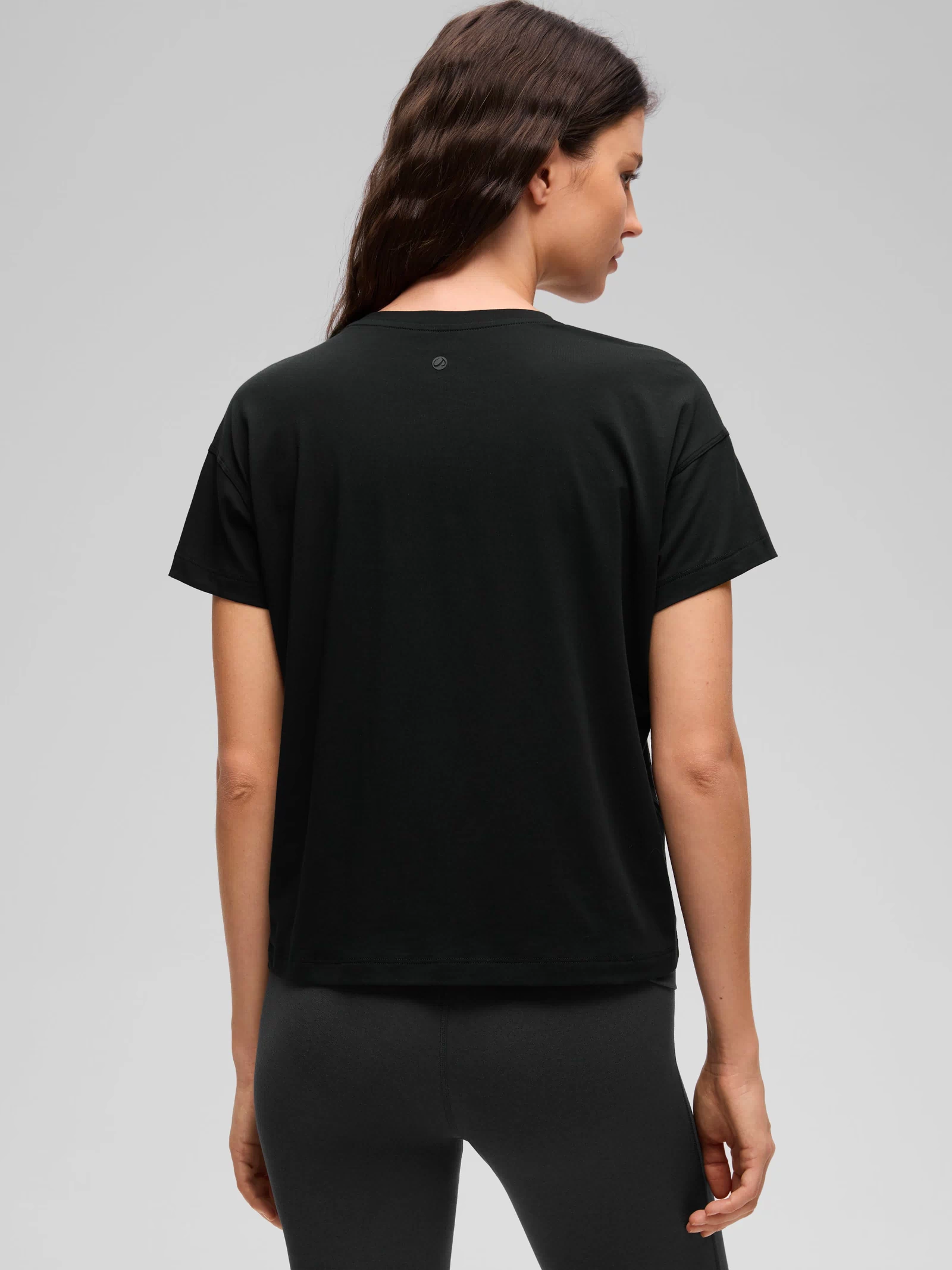 CRZ YOGA Women's Yoga Loose Fit Shirt Pima Cotton Short Sleeves Black @model_info:Kerr