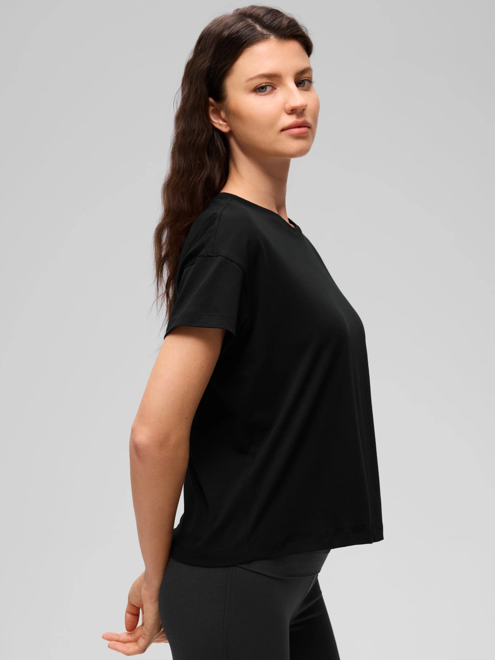 CRZ YOGA Women's Yoga Loose Fit Shirt Pima Cotton Short Sleeves Black @model_info:Kerr