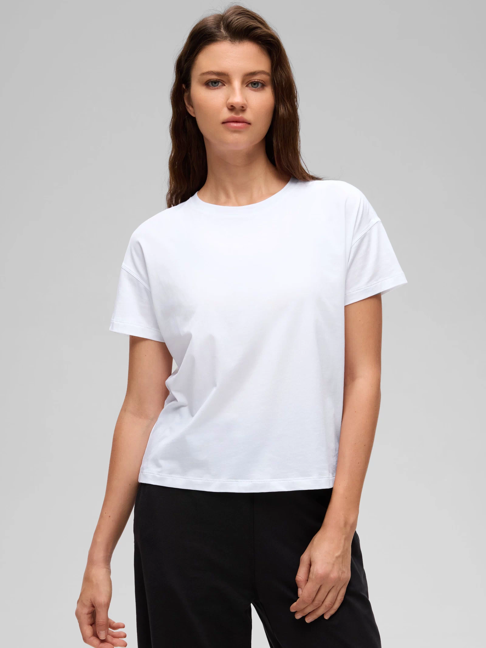 CRZ YOGA Women's Yoga Loose Fit Shirt Pima Cotton Short Sleeves White @model_info:Kerr