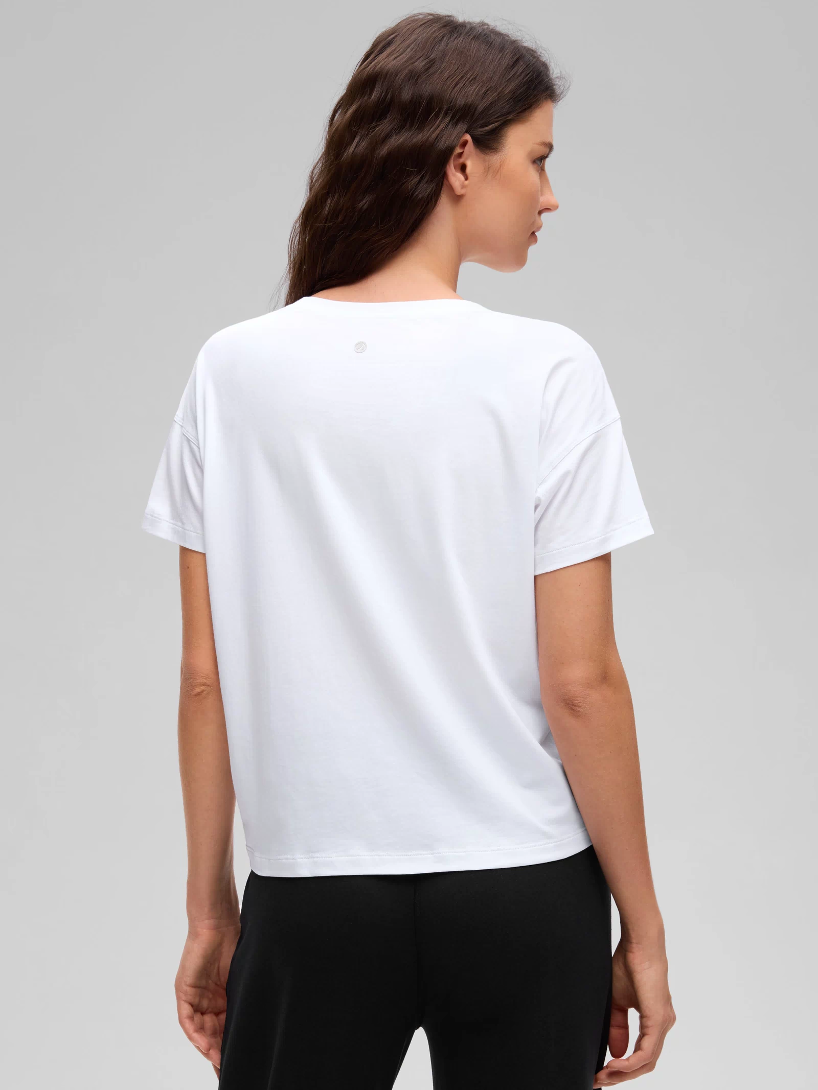 CRZ YOGA Women's Yoga Loose Fit Shirt Pima Cotton Short Sleeves White @model_info:Kerr
