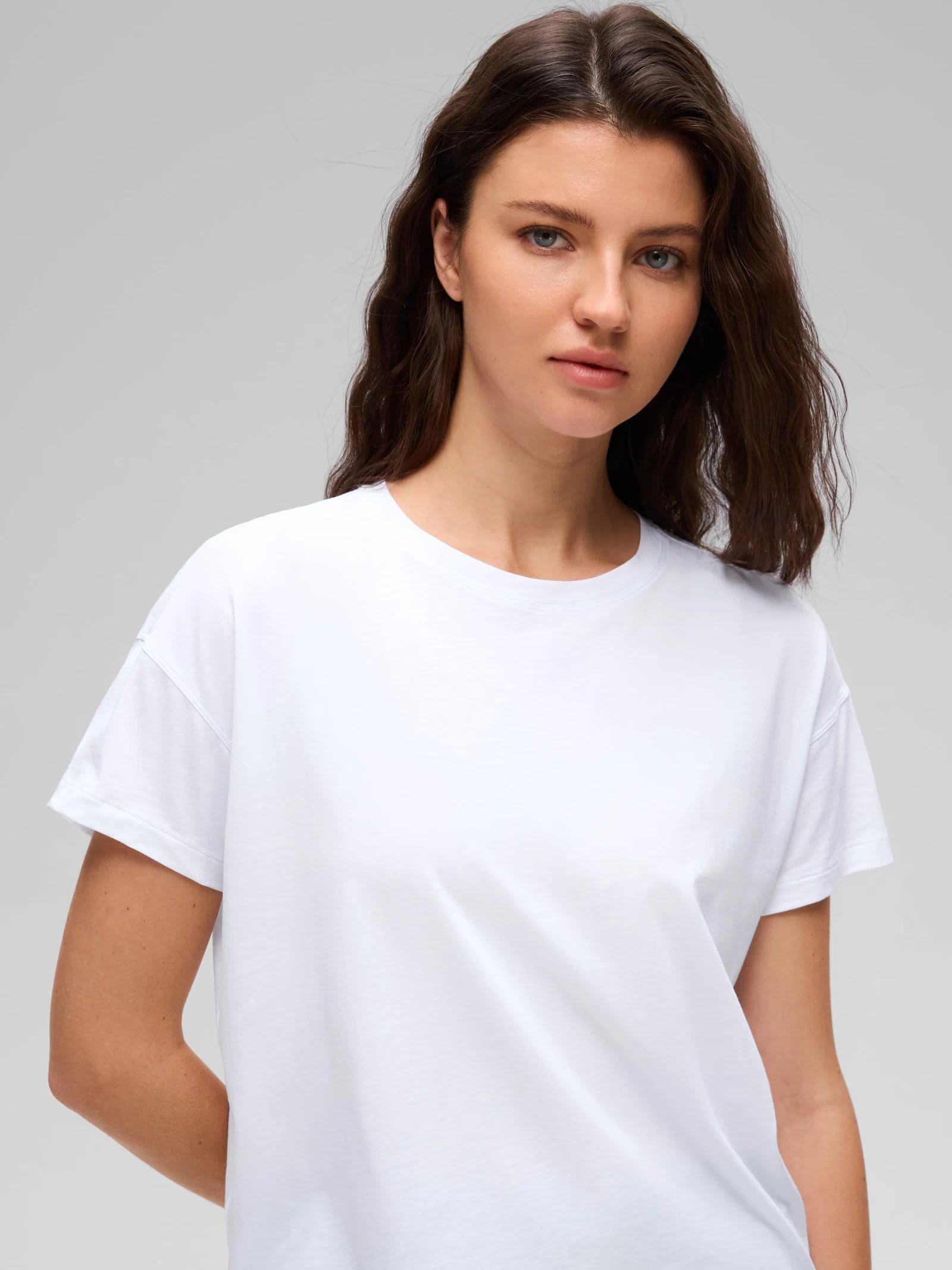 CRZ YOGA Women's Yoga Loose Fit Shirt Pima Cotton Short Sleeves White @model_info:Kerr