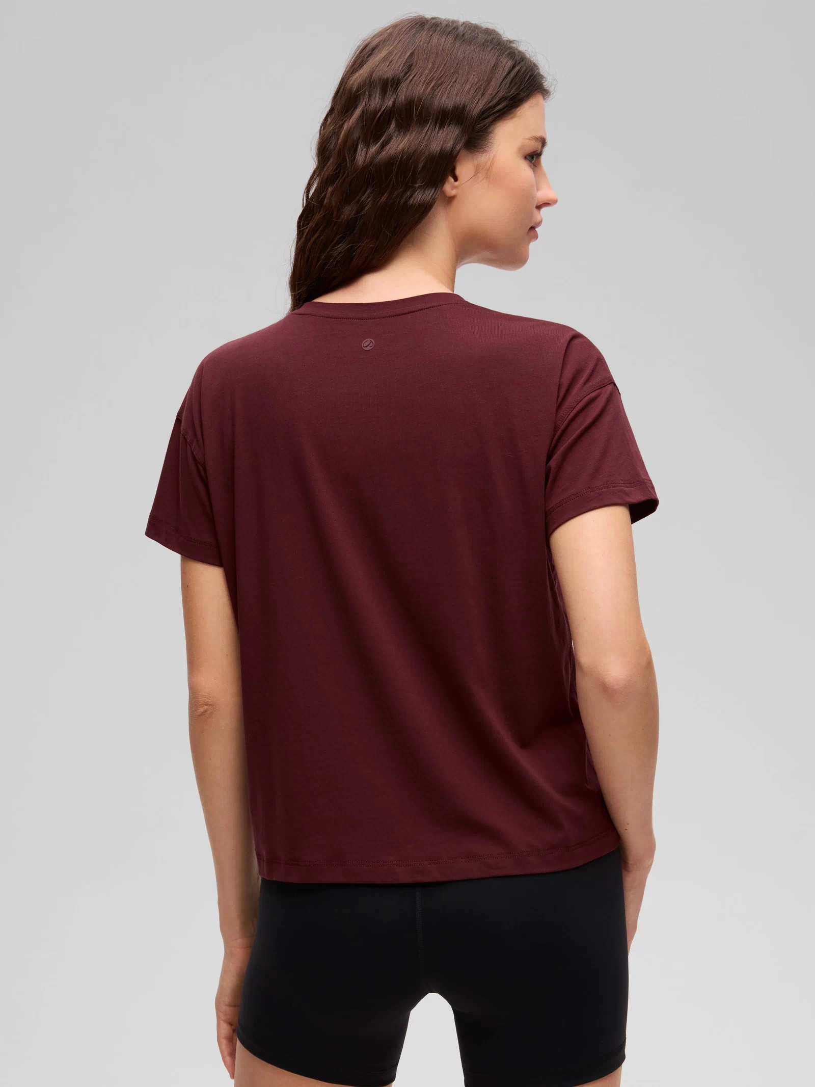 CRZ YOGA Women's Yoga Loose Fit Shirt Pima Cotton Short Sleeves Red Merlot @model_info:Kerr