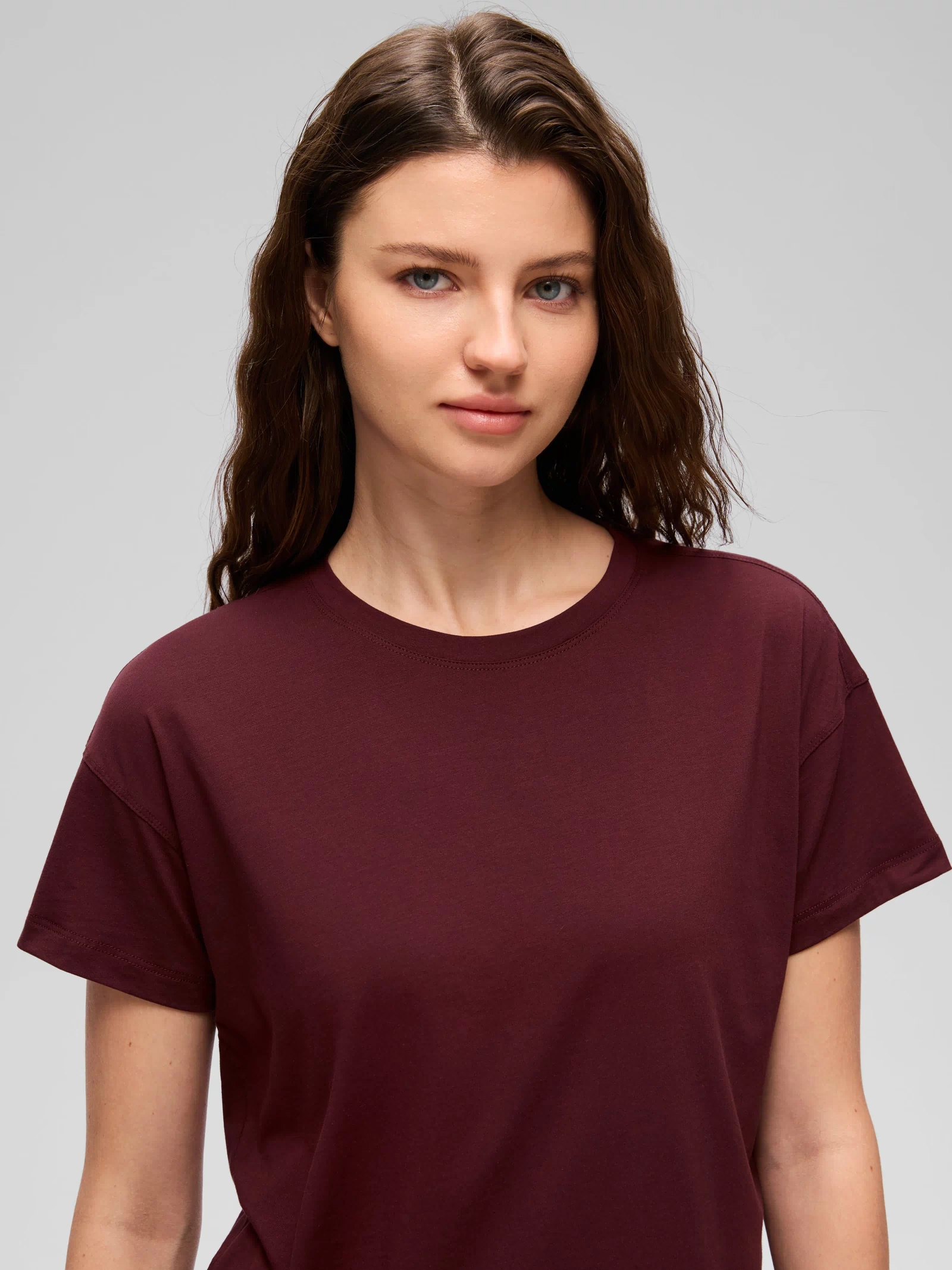 CRZ YOGA Women's Yoga Loose Fit Shirt Pima Cotton Short Sleeves Red Merlot @model_info:Kerr