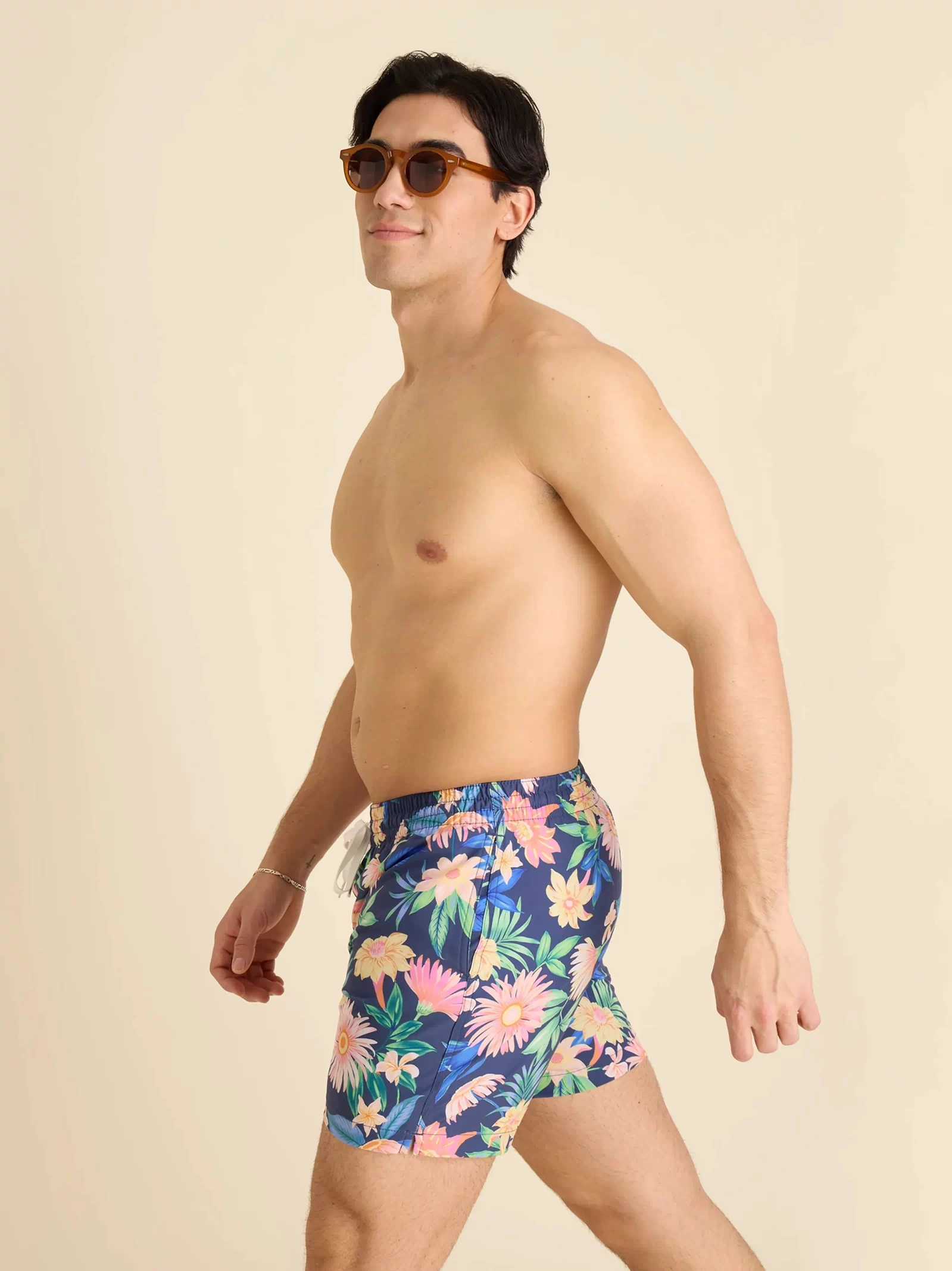 The Big Bloomers 5.5" (Classic Lined Swim Trunk) - Image 4 - Chubbies Shorts