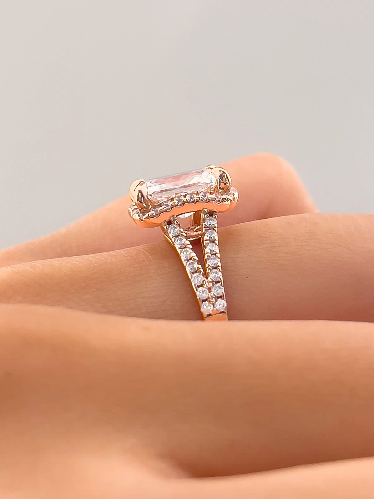 setting shot of evelyn wedding ring set in rose gold on female's hand with gray background