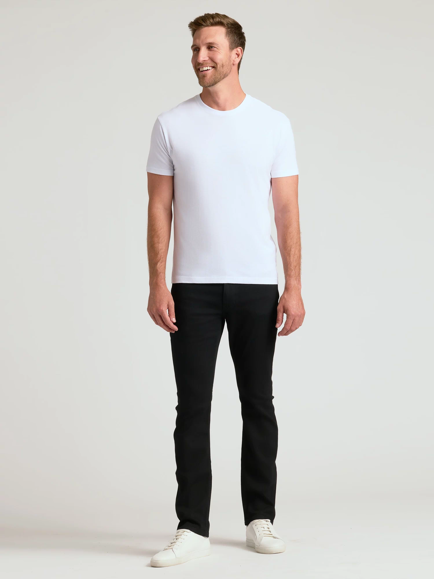 Man wearing Trial Crew Neck 2-Pack in white and black jeans.
