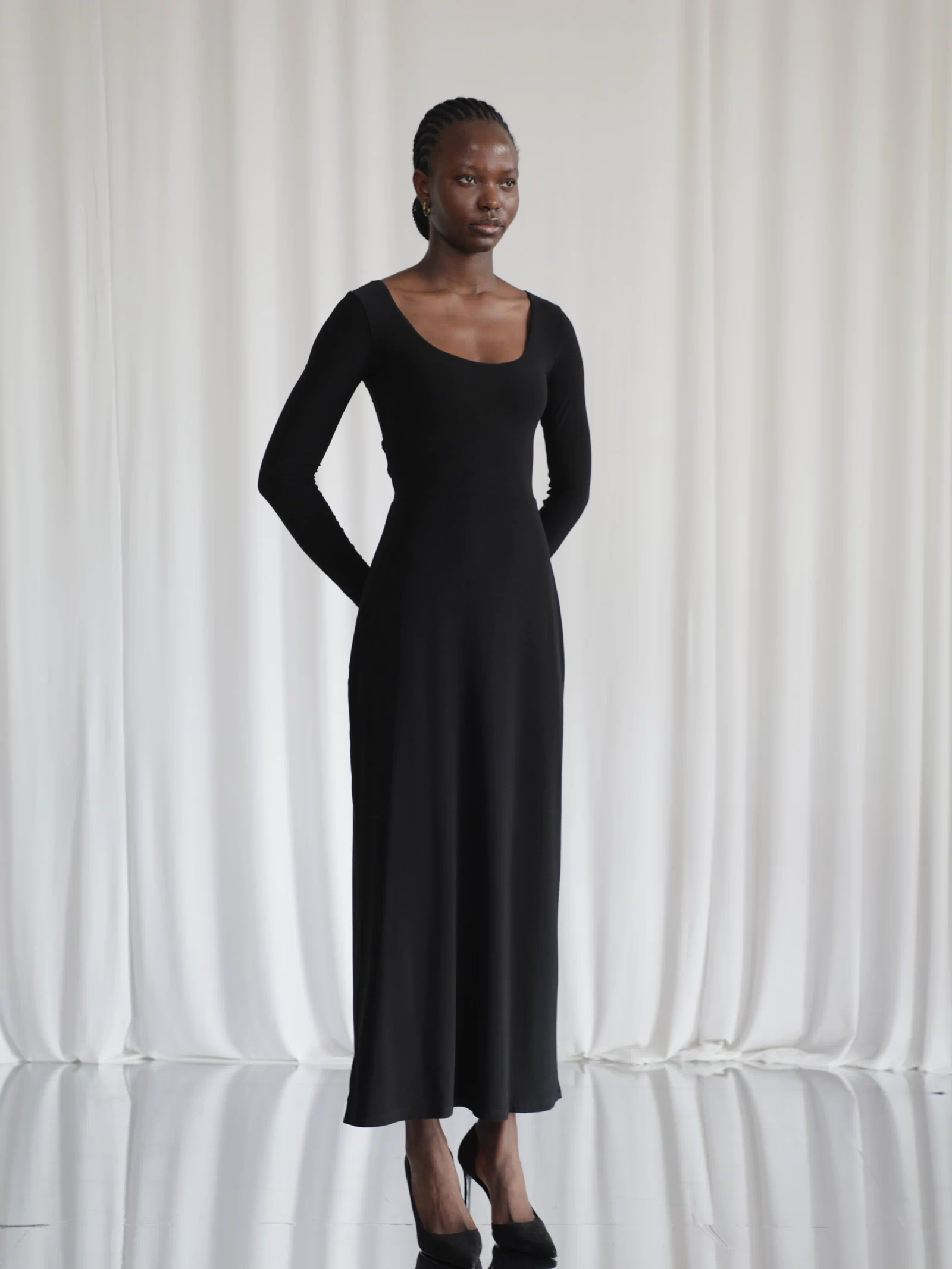 Jennifer – Wears a size XS. Usual size: UK 6-8 | | US 2-4 | | EU 34-36. Height: 5'9" (175 cm). Bust 81cm. Waist 60cm. Hips 86cm. 