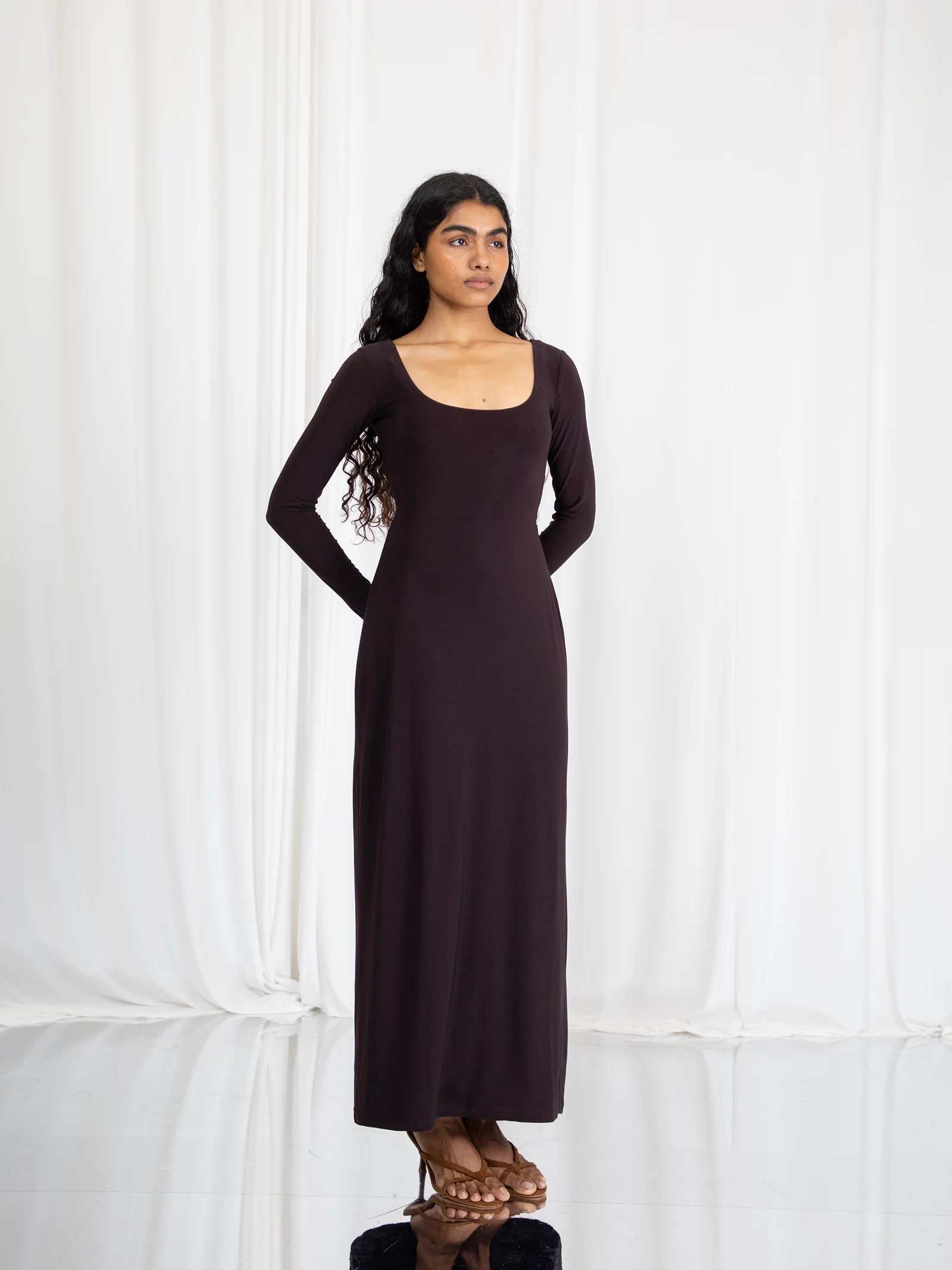 Vaishnavi – Wears a size XS. Usual size: UK 6-8 | US 2-4 | EU 34-36. Height: 5'5" (165 cm). Bust: 79 cm. Waist: 61.5 cm. Hips: 86 cm. 